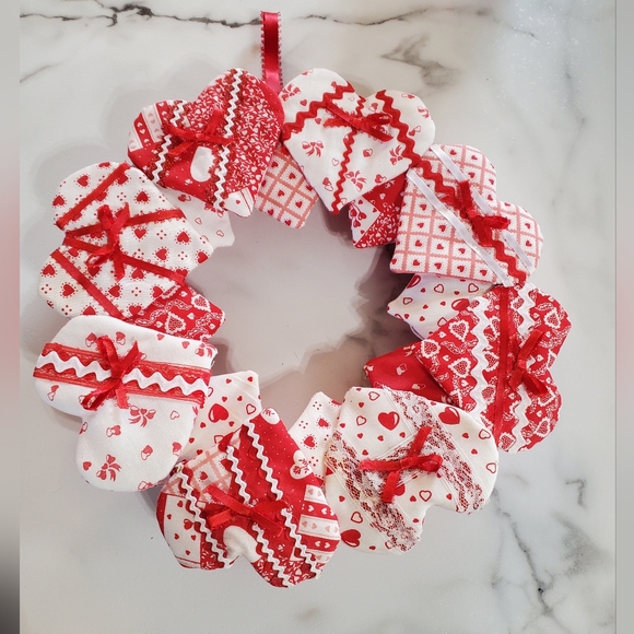 Valentine's Day Wreath & Home is Where the Heart Is figure - Picture 5 of 16